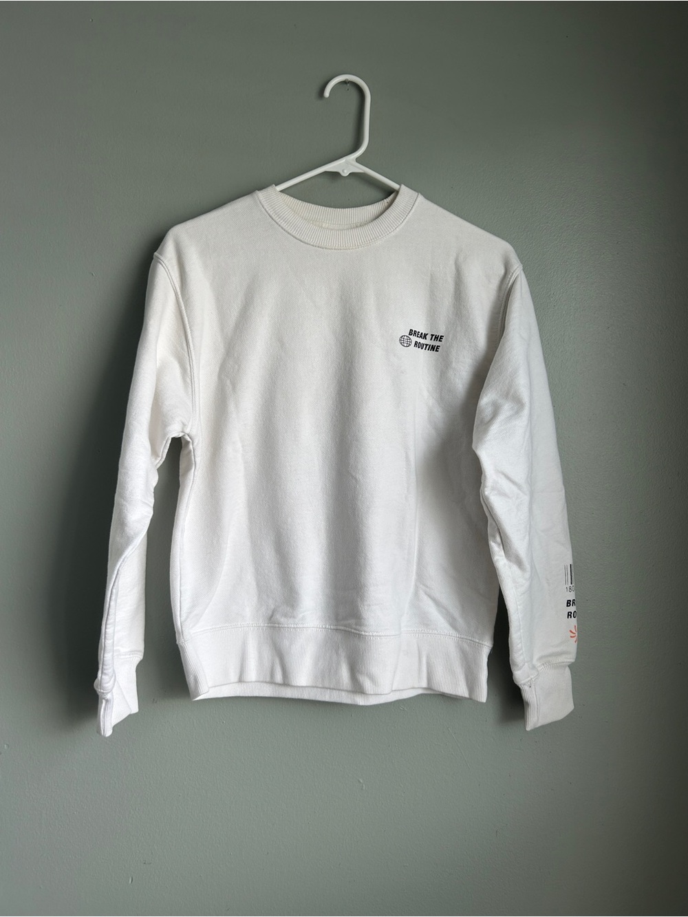 Zara White Crewneck Sweatshirt with Subtle Chest Print